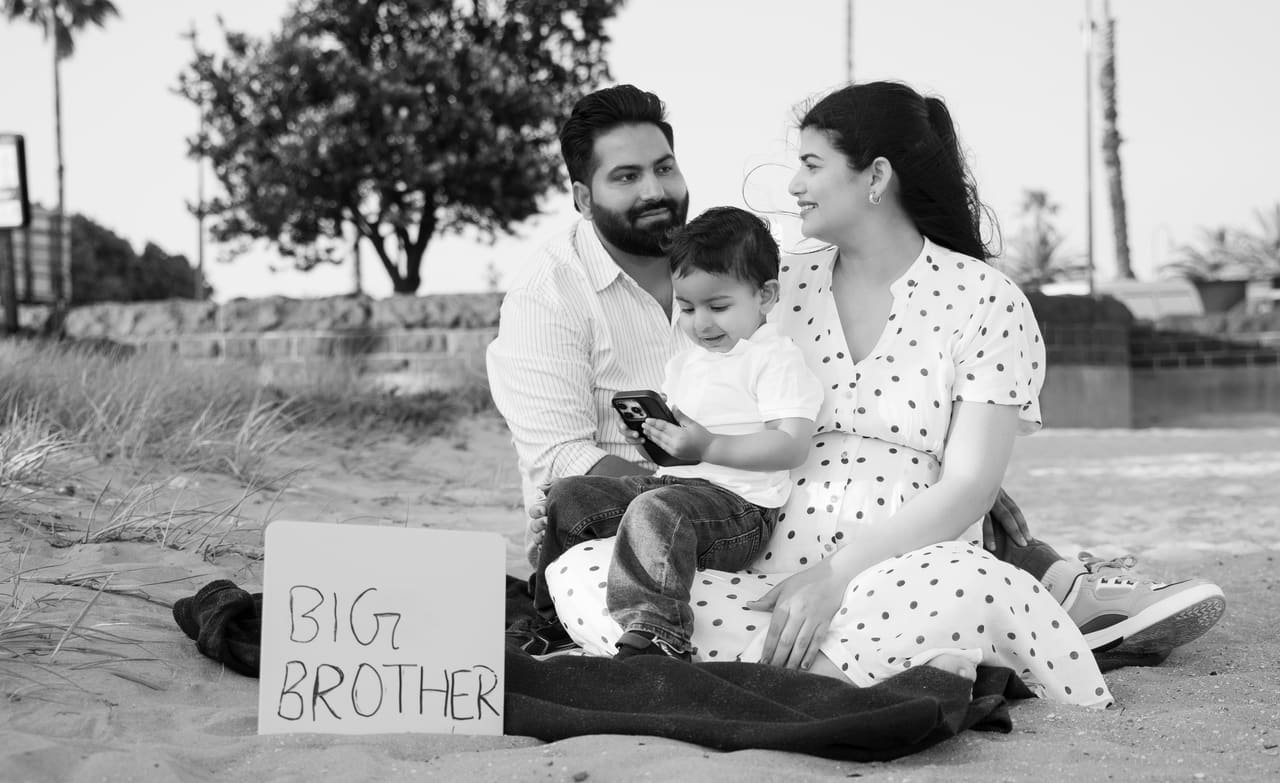 Maternity, beach pier and family, photo 6 of 20