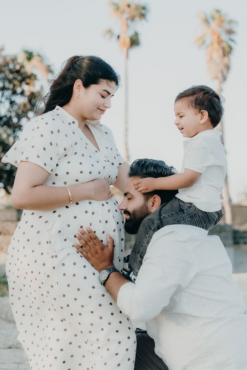 Maternity, beach pier and family, photo 9 of 20