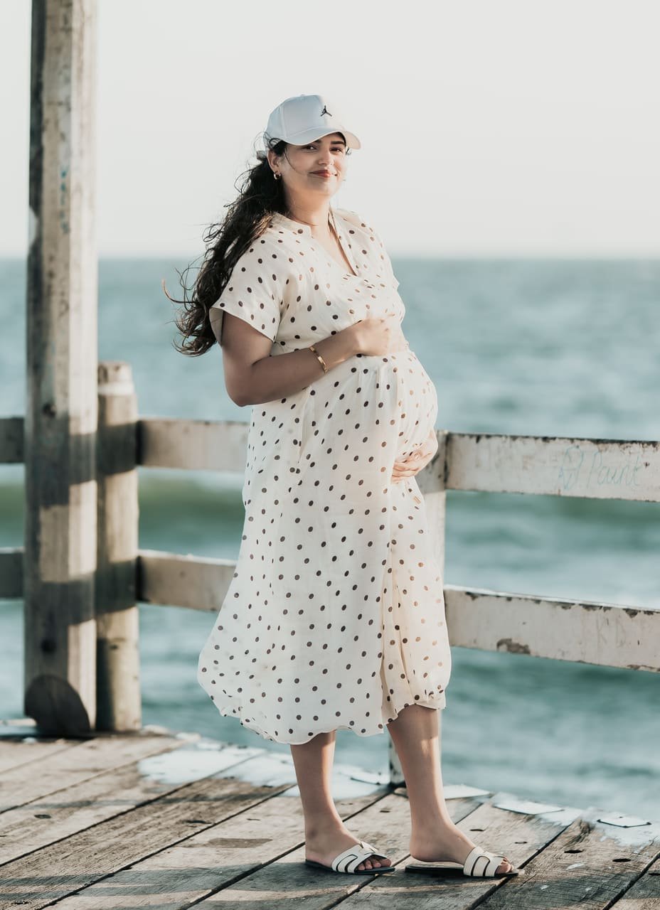 Maternity, beach pier and family, photo 14 of 20