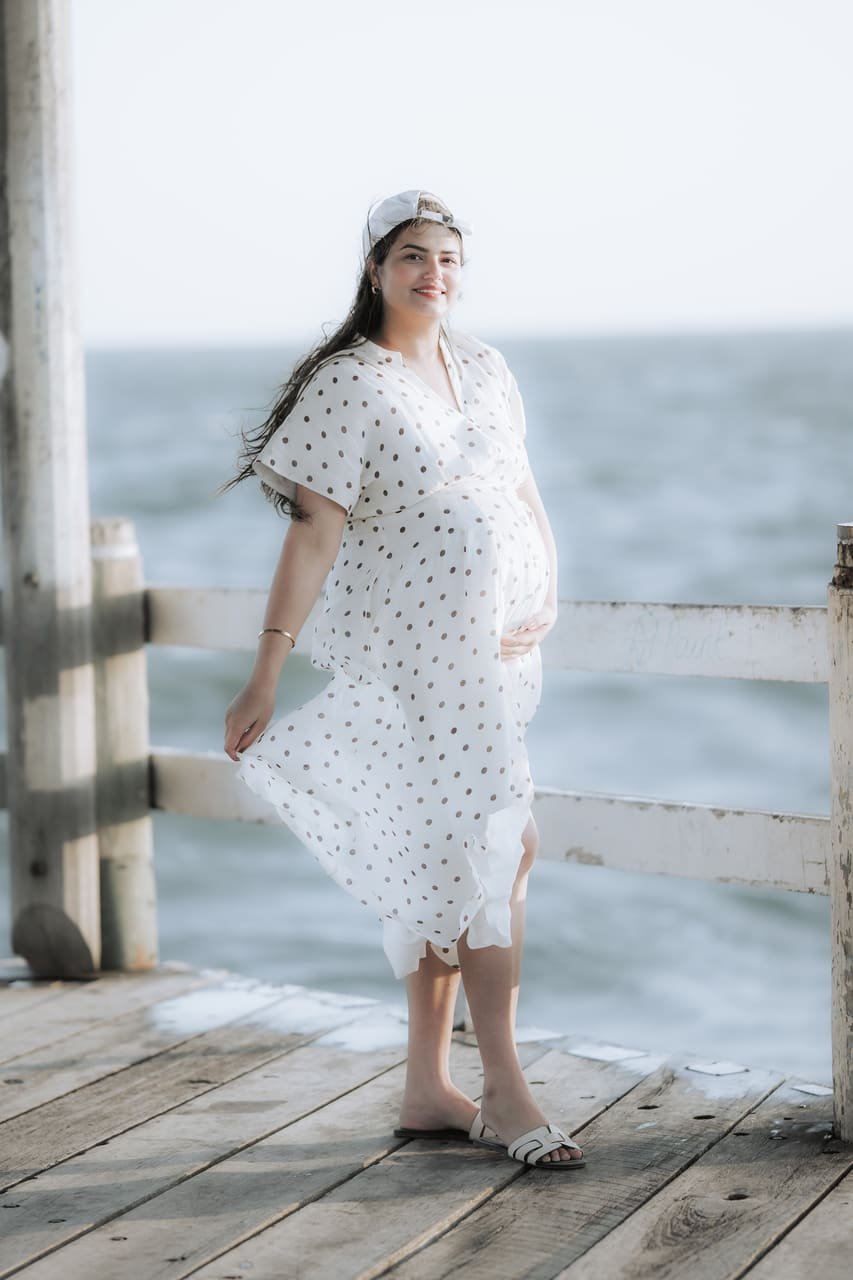 Maternity, beach pier and family, photo 15 of 20