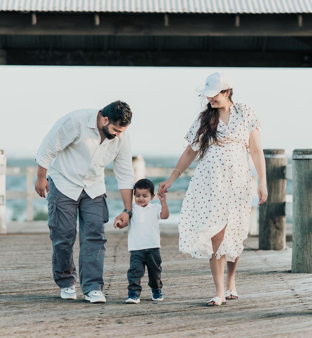 Maternity, beach pier and family, photo 16 of 20